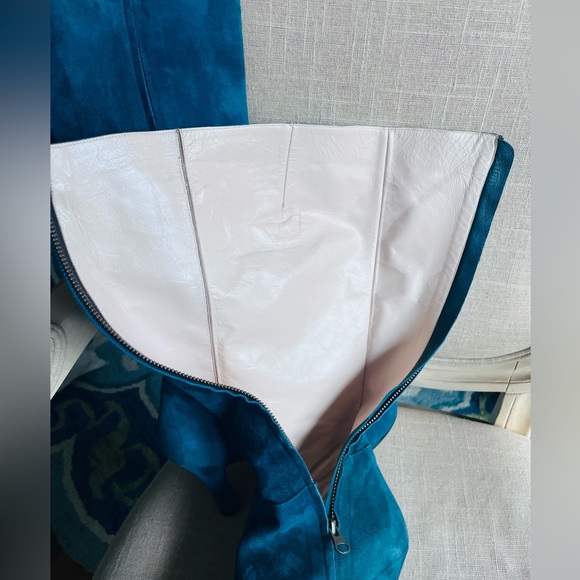 Like New Teal Suede Italian made boots. Worn one time. Soft leather interior - Picture 7 of 10